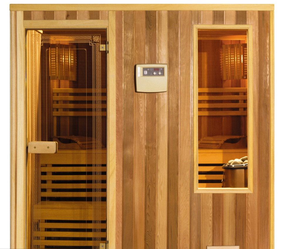 cam ve ahşaptan oluşan sauna odası